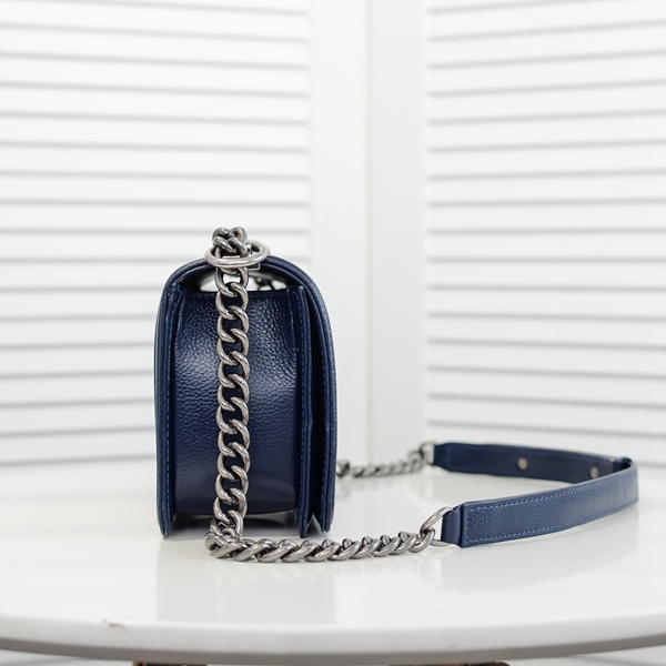 シャネルバッグ背面デザイン